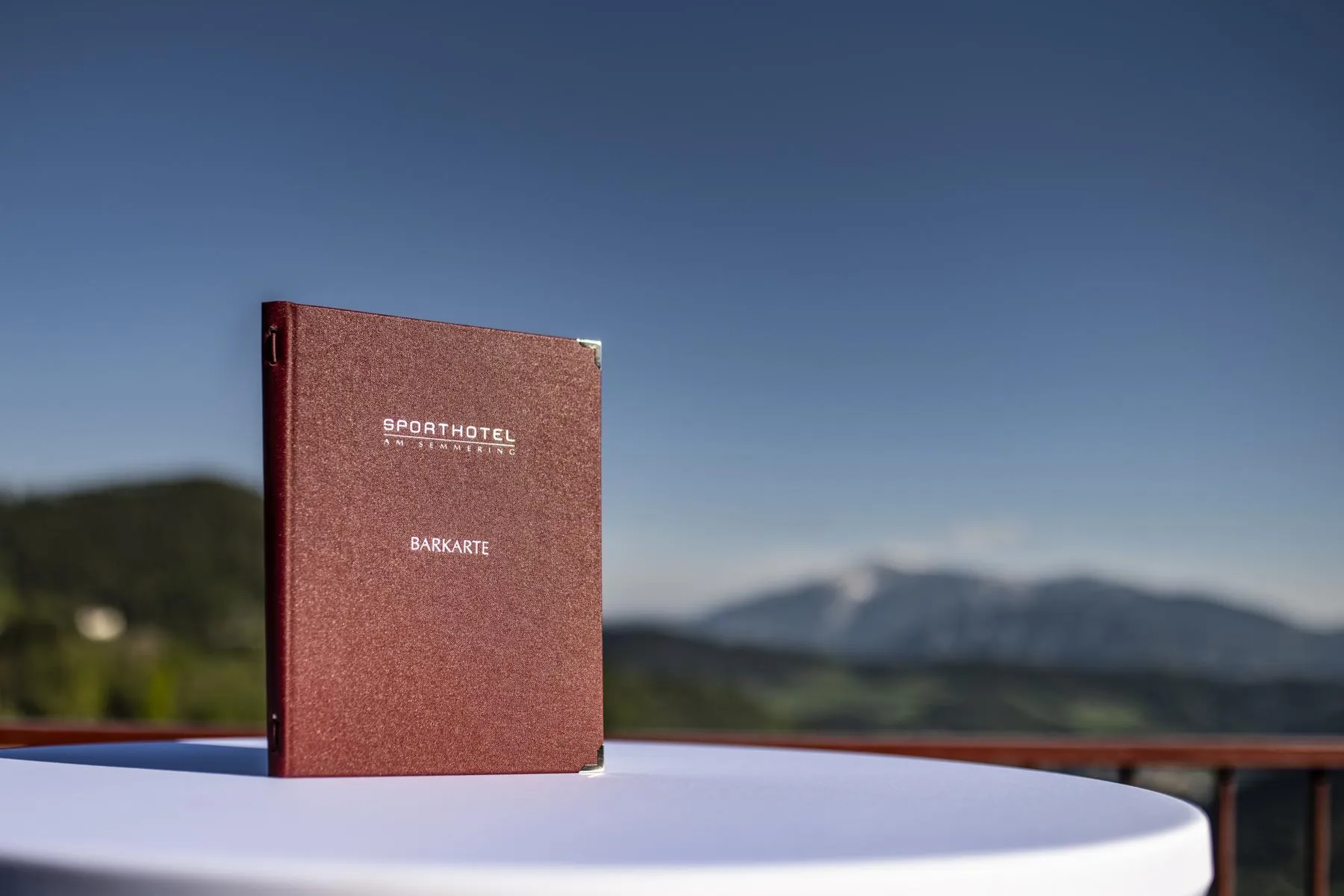 Blick auf die Semmering Berglandschaft im Sommer
