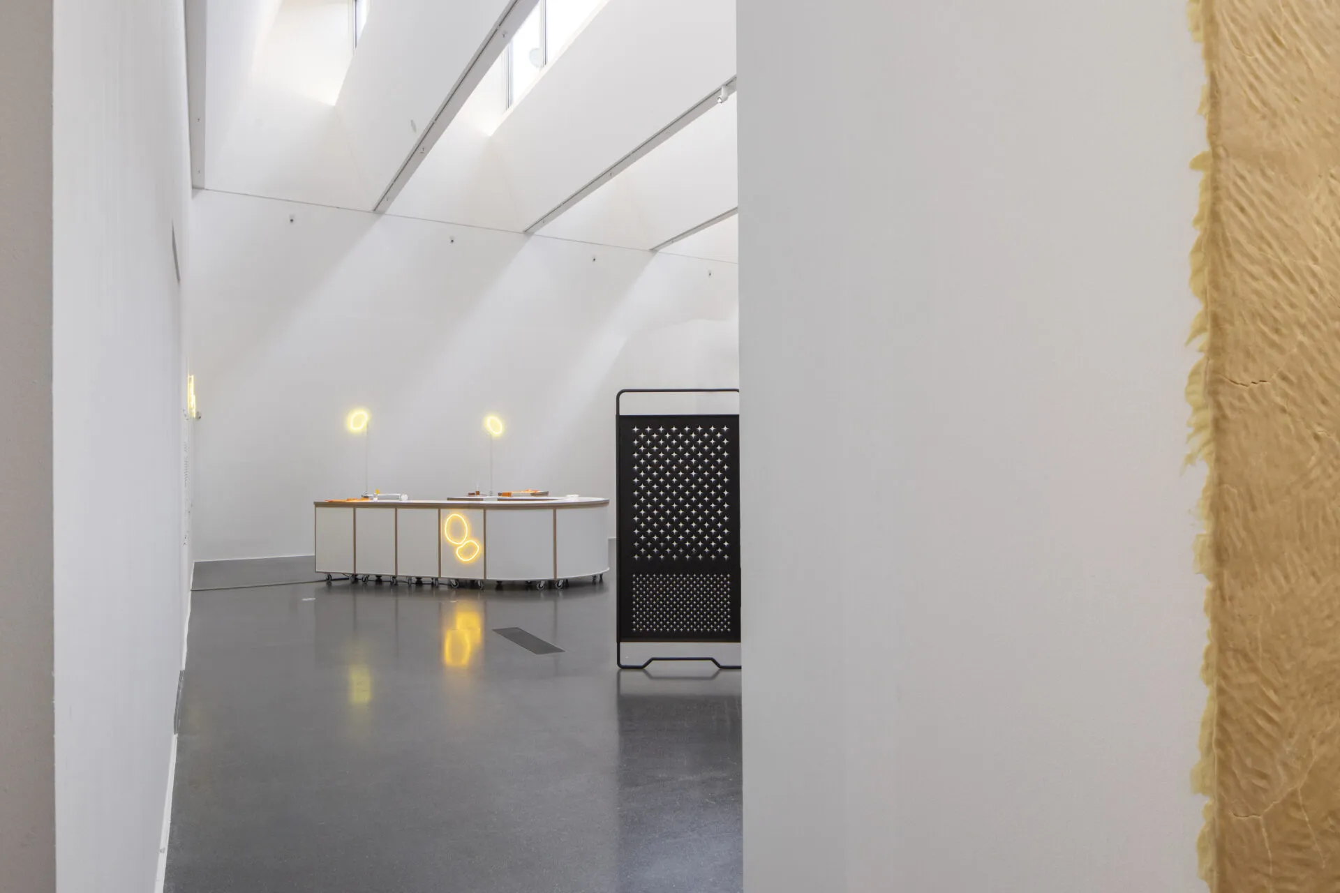 Blick auf die Tresenskulptur „Kulisse“ von Johannes Specks und Marie Donike.