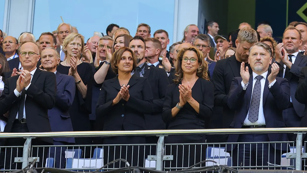 Blick auf Ehrengäste, darunter Bürgerschaftspräsidentin Carola Veit und Erster Bürgermeister Dr. Peter Tschentscher