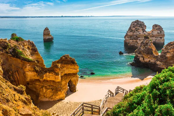 Blick auf eine Bucht in Lagos an der Algarve, Portugal