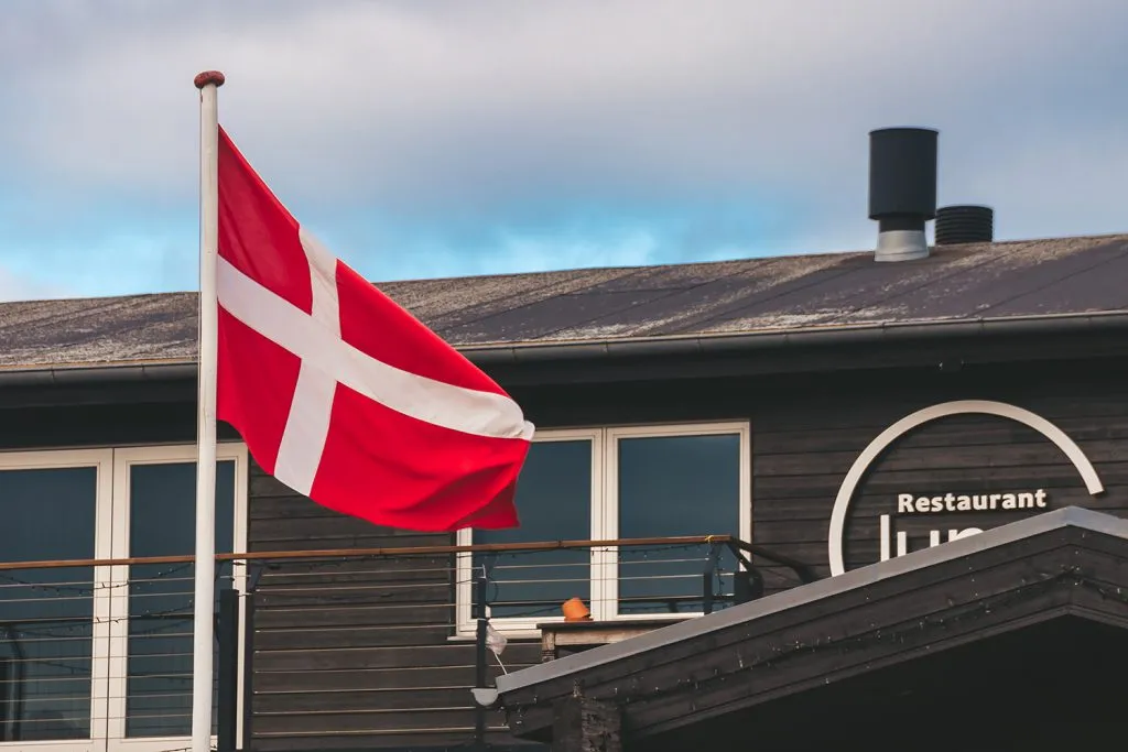 Blick auf Lemvig, eine Hafenstadt am Limfjord, mit bunten Häusern und Segelbooten