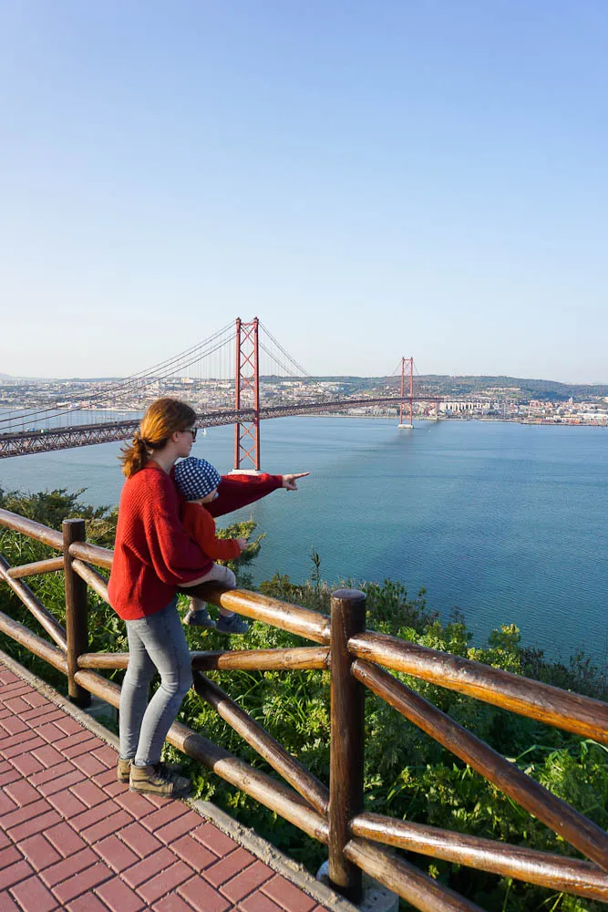 Blick auf Lissabon mit dem Cristo Rei Denkmal, ideal für Europa Reiseziele im Winter