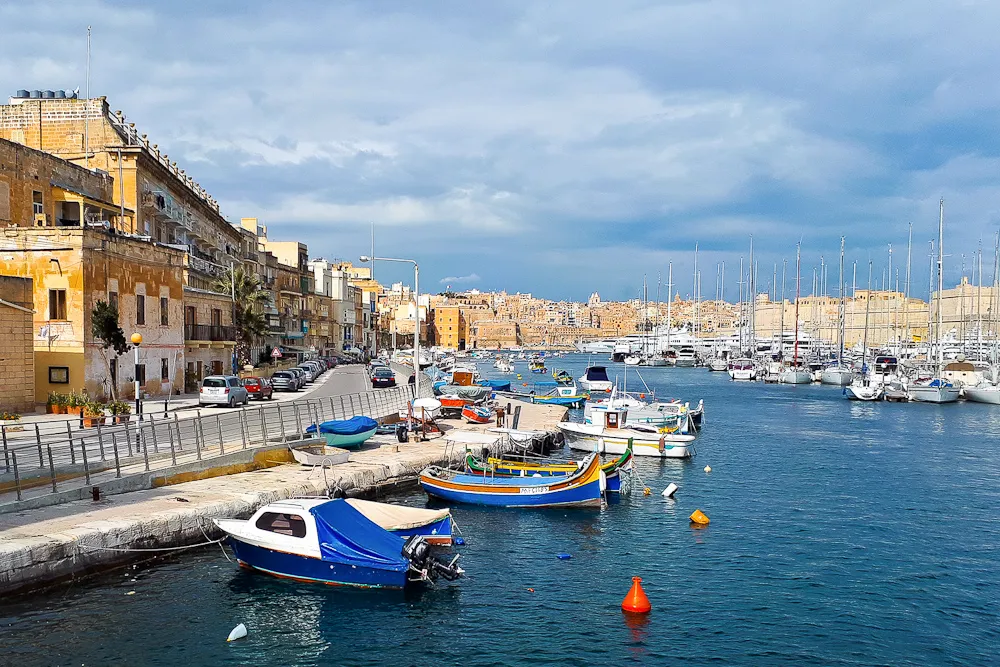 Blick auf Senglea in Malta, ein malerisches Reiseziel in Südeuropa im Winter