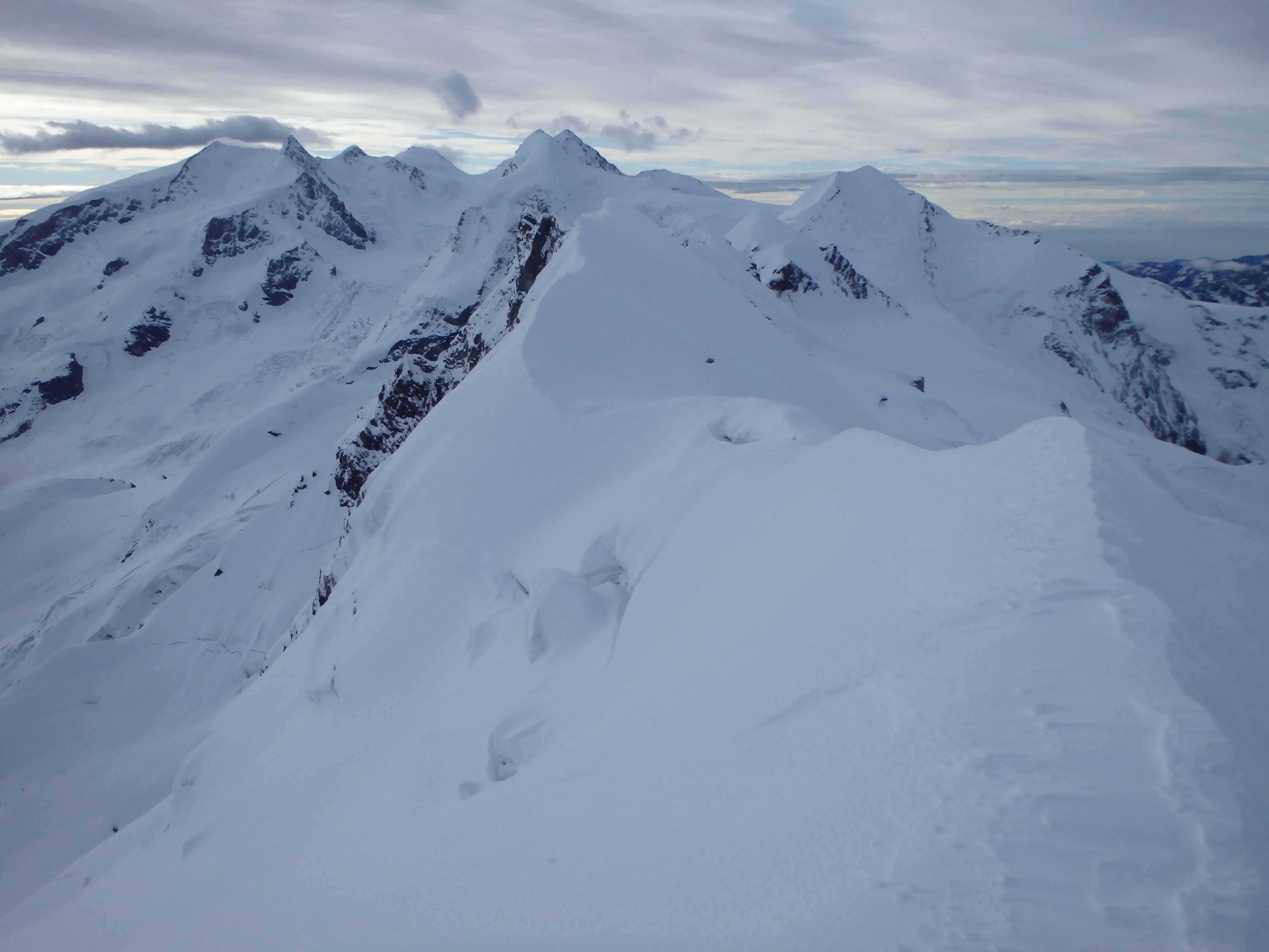 Blick entlang des Grats zum Mittelgipfel