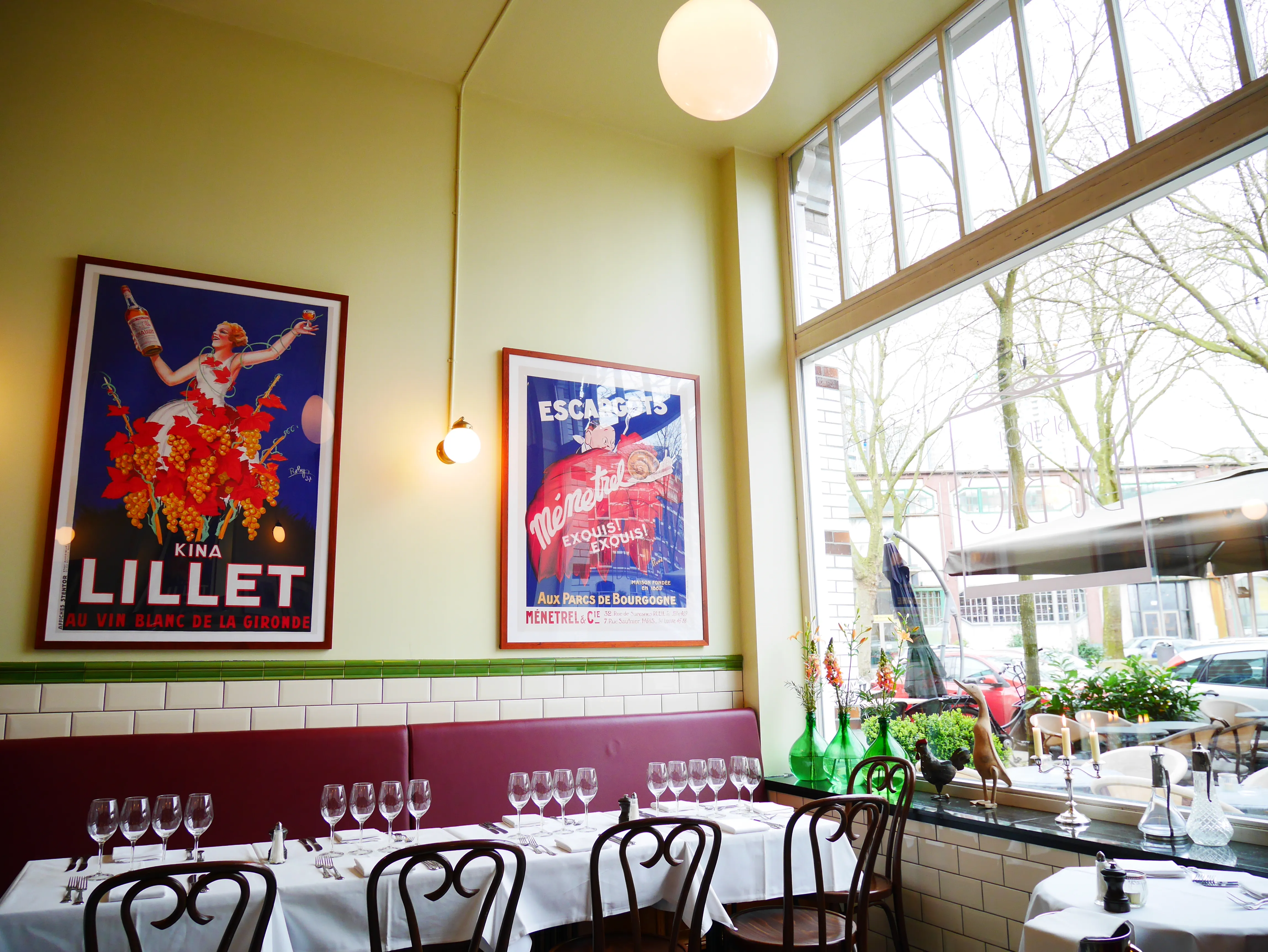 Blick in das stimmungsvolle Interieur des Bistrot du Bac in Rotterdam, mit typisch französischem Chic und weißen Fliesen.