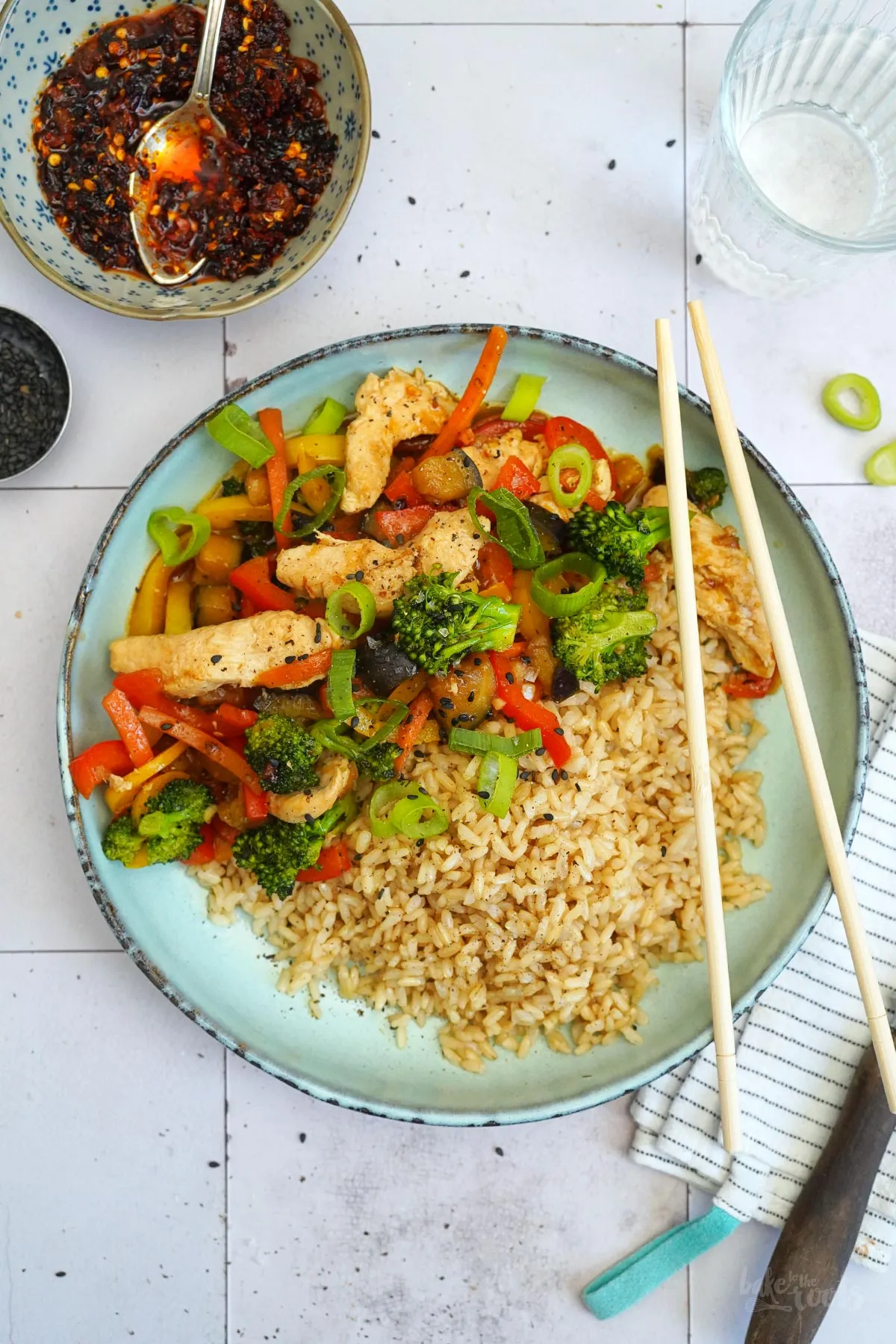 Blick in den Wok: Hähnchen und vielfältiges Gemüse werden gebraten, ein typisches Wok-Gericht