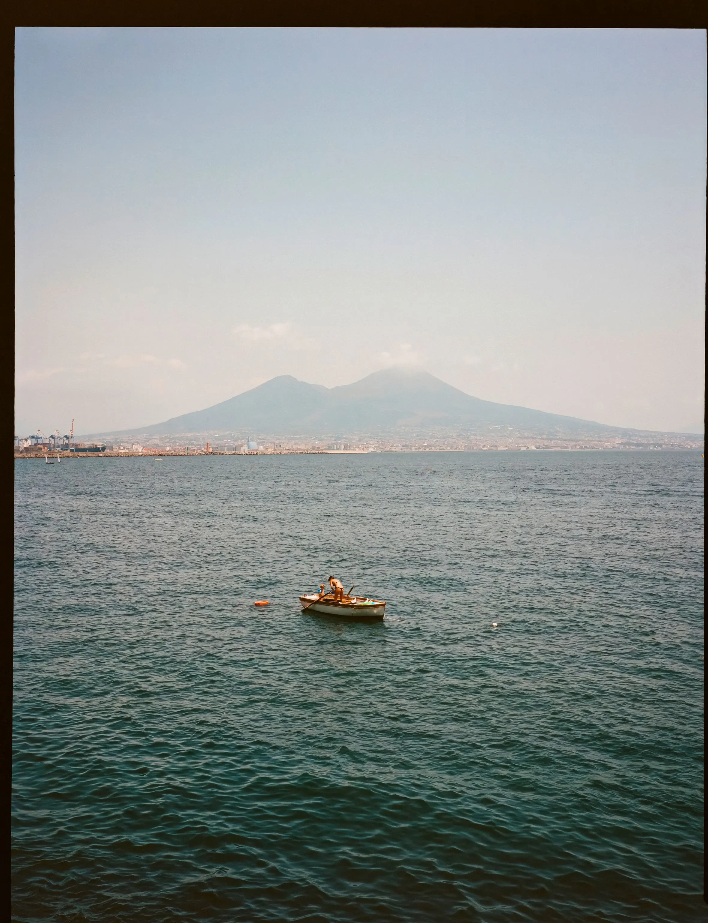 Blick über die Dächer von Neapel mit dem Vesuv im Hintergrund