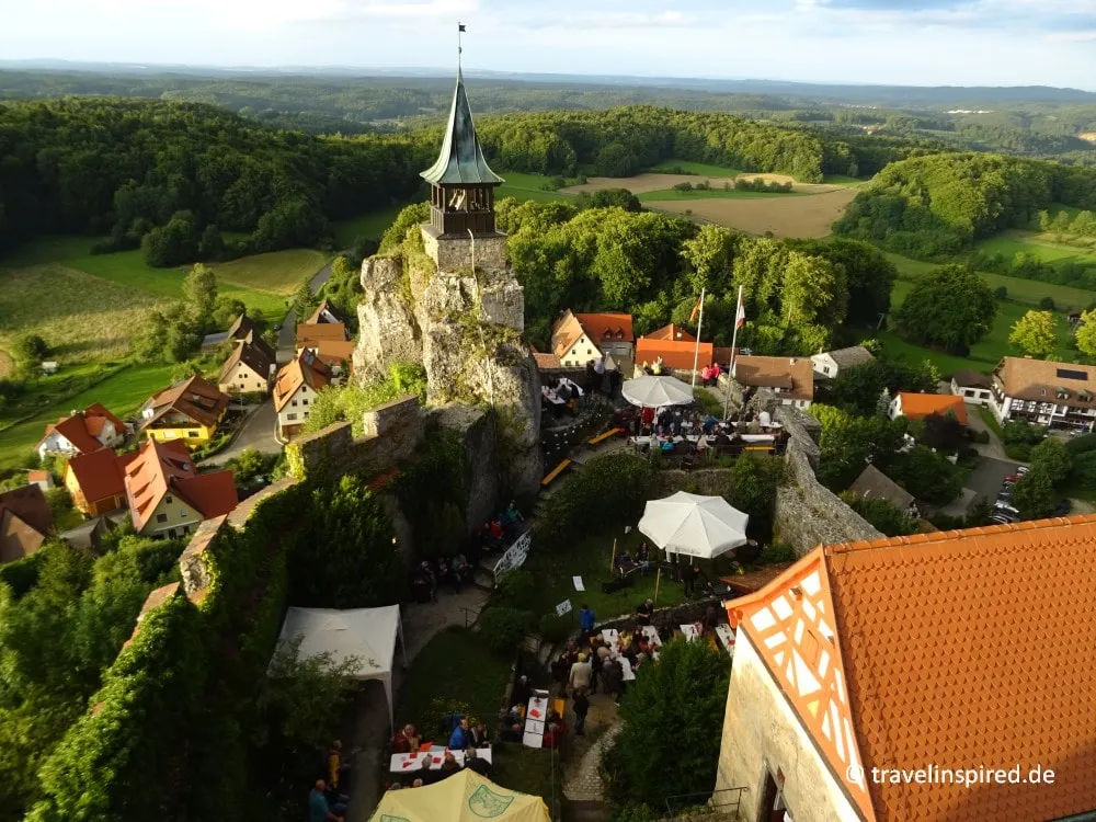Blick vom Burgturm auf ein kleines Musikfestival auf Burg Hohenstein im Nürnberger Land