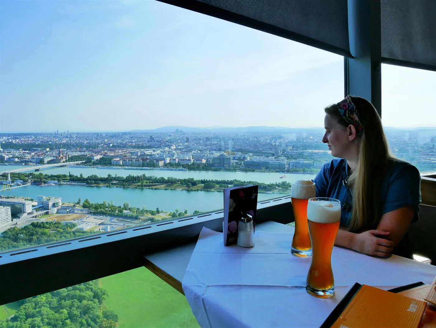 Blick vom Donauturm über die Donau mit einem Weizenbier