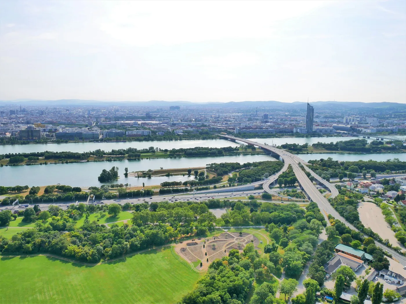 Blick vom Donauturm über die Donau