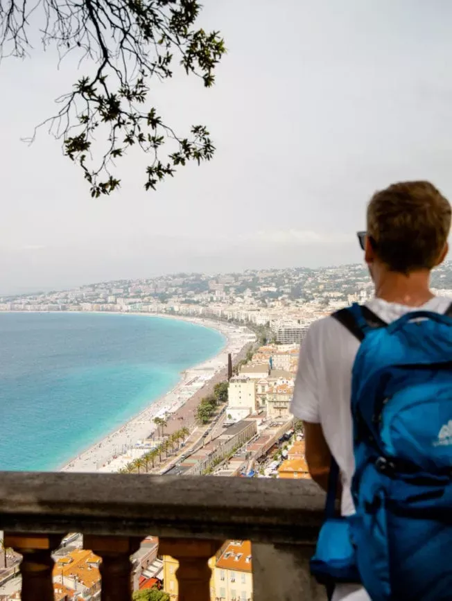 Blick vom Schlossberg auf Nizza in der Provence, Frankreich, mit der Promenade des Anglais und dem azurblauen Meer.