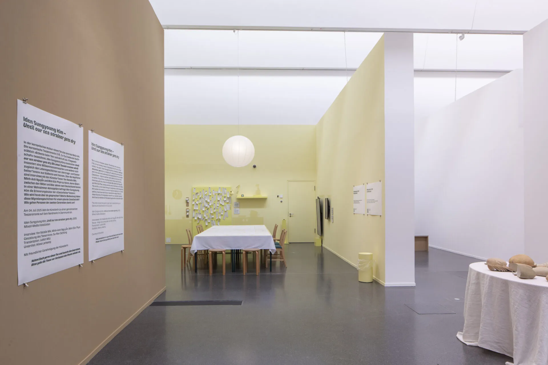 Blick von der Ausstellungsfläche in den Vermittlungsraum, die sogenannte „Kunstküche“.