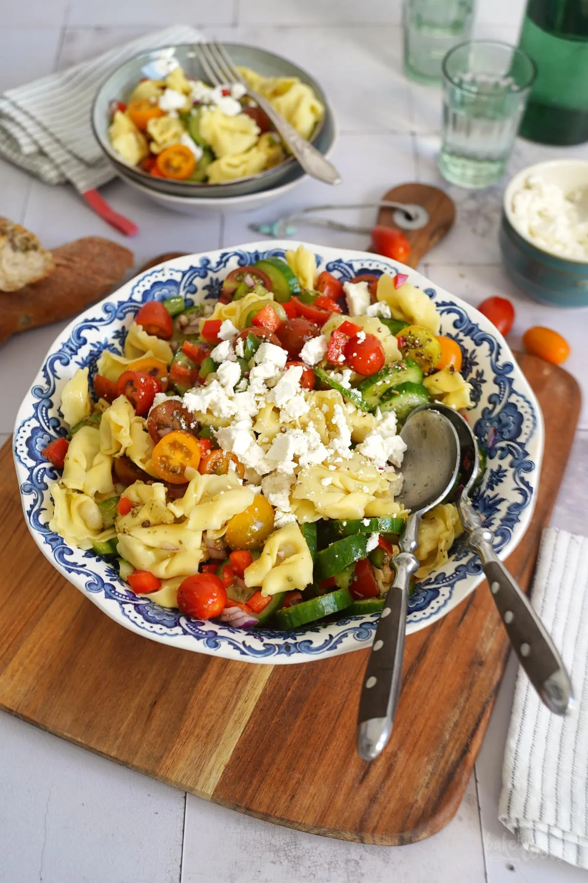Blick von oben auf eine große Schüssel voller bunter Tortellinisalat mit Fetakäse und mediterranen Zutaten