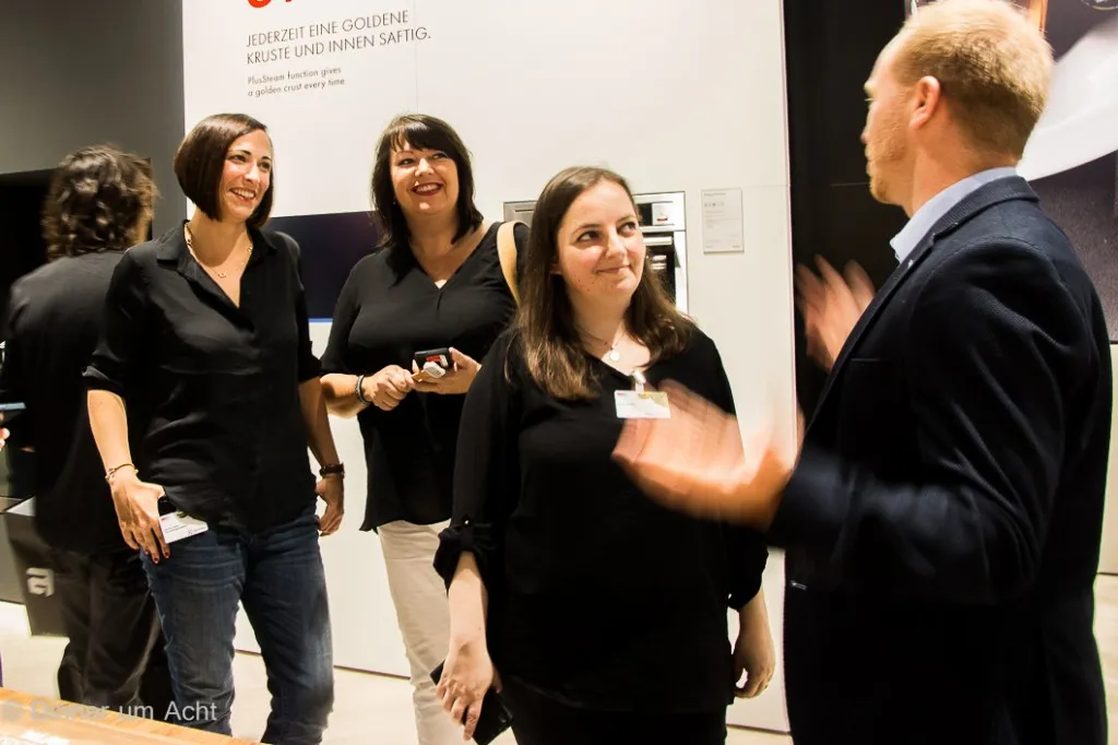 Bloggerinnen erhalten das Briefing vor dem AEG Kochduell auf der IFA, mit Fokus auf die kulinarischen Herausforderungen