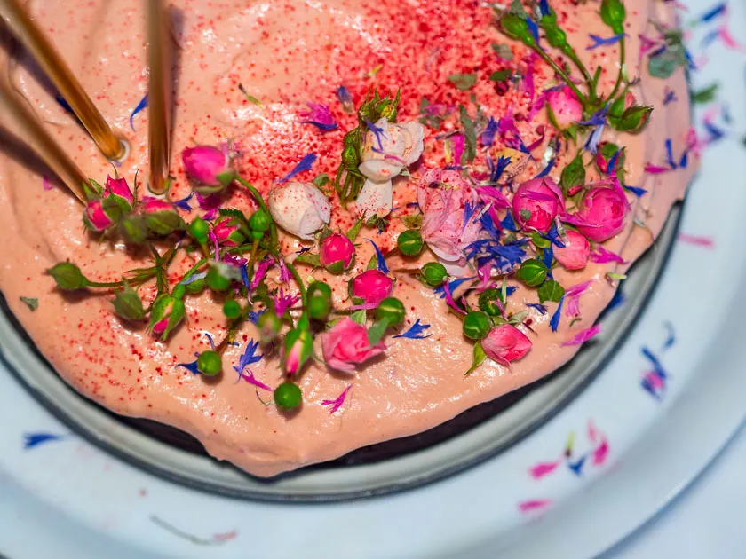 Blumen-Dekoration auf Rote Bete Schokokuchen für den Kindergeburtstag