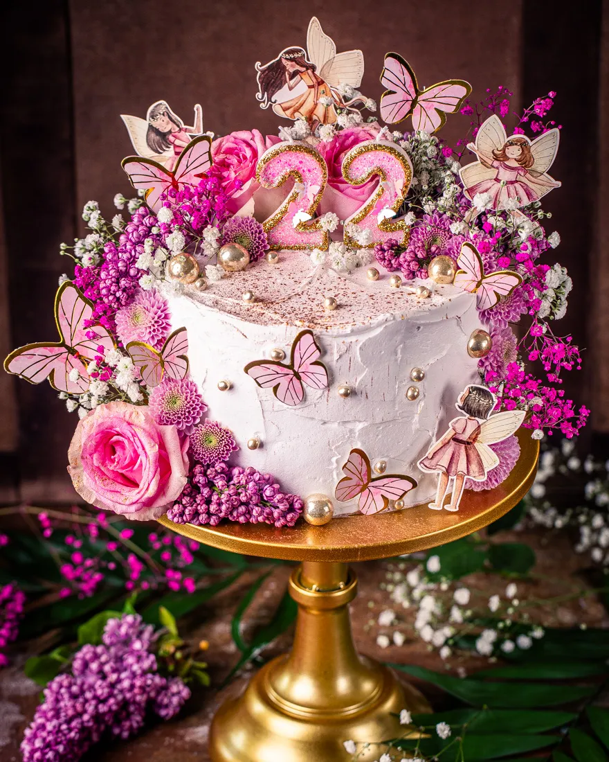 Blumen und Streusel auf einem rosa Feen Geburtstagskuchen