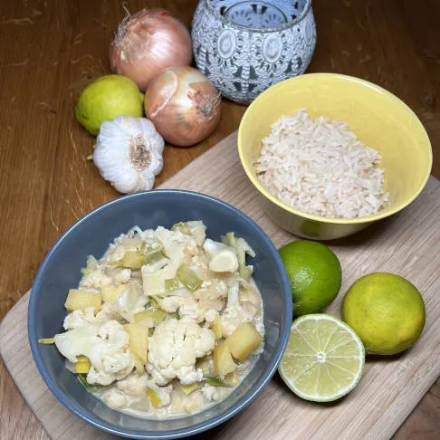 Blumenkohl ist kalorienarm und kann beim Abnehmen helfen – dieses Blumenkohl-Curry ist ein gesundes Arthrose Ernährung Rezept.