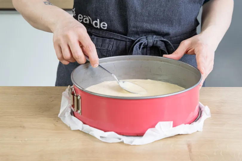 Boden für die schwedische Apfeltorte backen