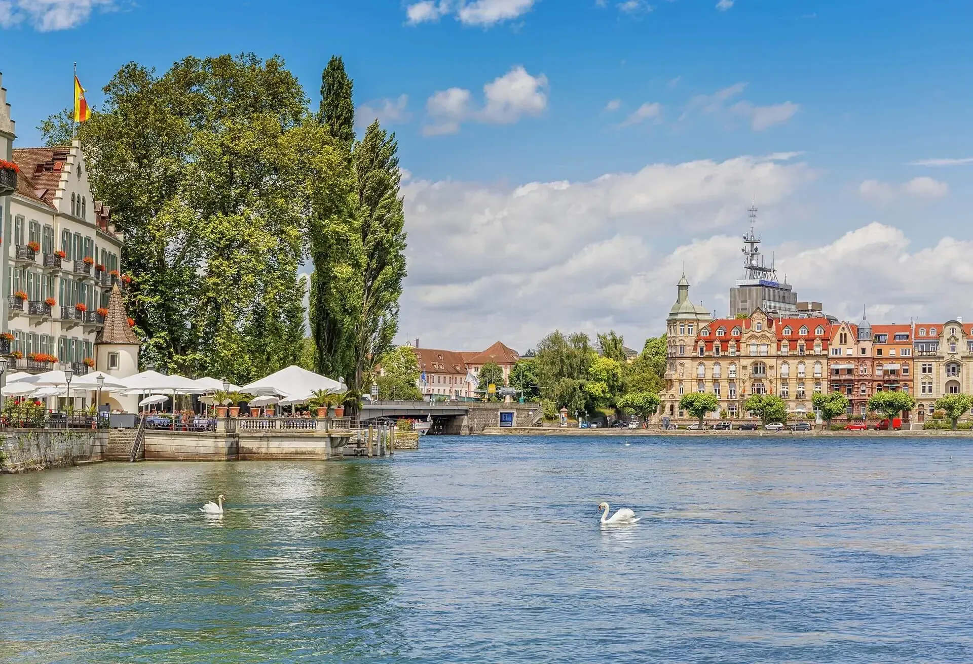 Bodensee Ufer mit Blick auf die Alpen und Boote auf dem Wasser