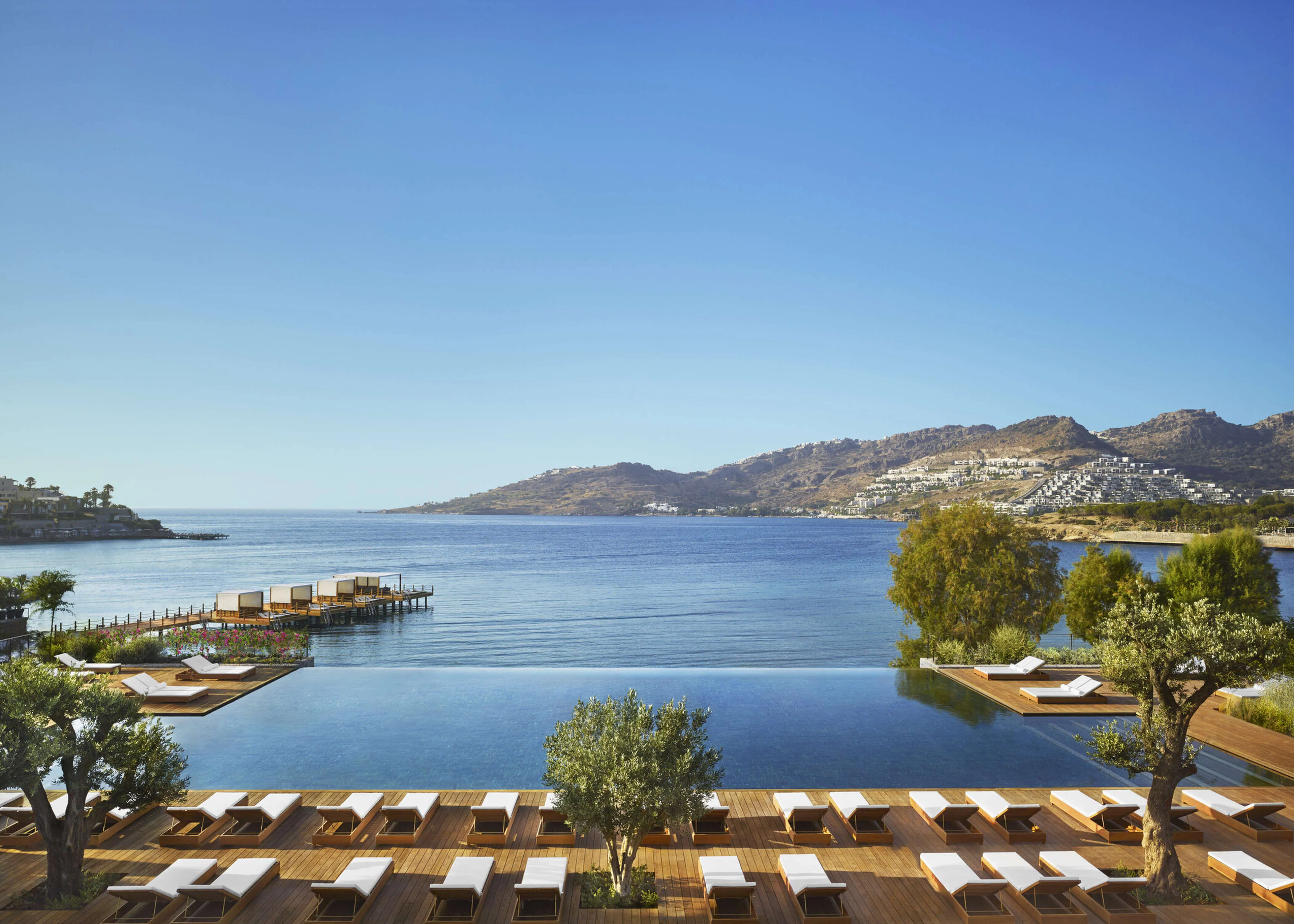 Bodrum EDITION verfügt über einen herrlichen Infinity-Pool mit Meerblick