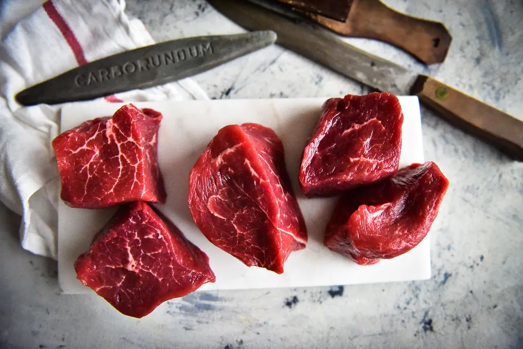 Boeuf Bourguignon Rezept - Langsam geschmortes Rindfleisch in Rotwein mit aromatischen Zutaten