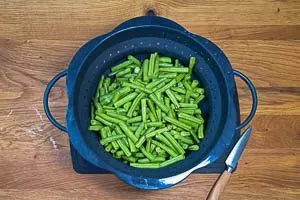 Bohnen waschen und Enden abschneiden.
