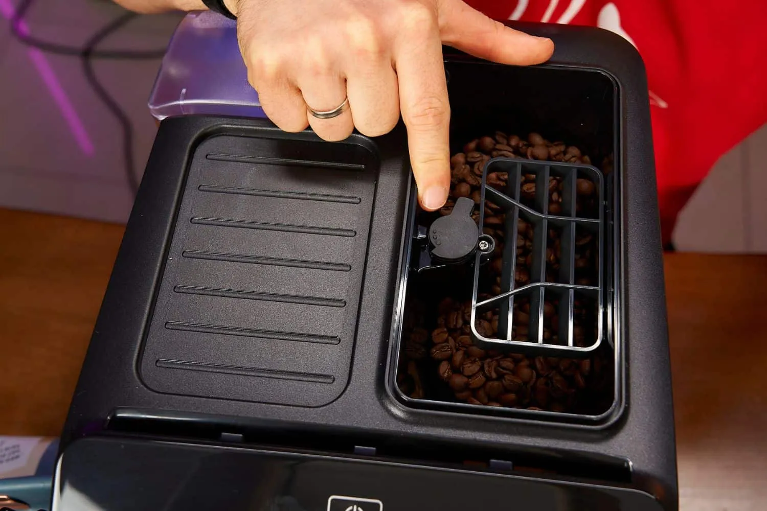 Bohnenbehälter und Mahlgradeinstellung des Bosch VeroCup 300 TIS30351DE