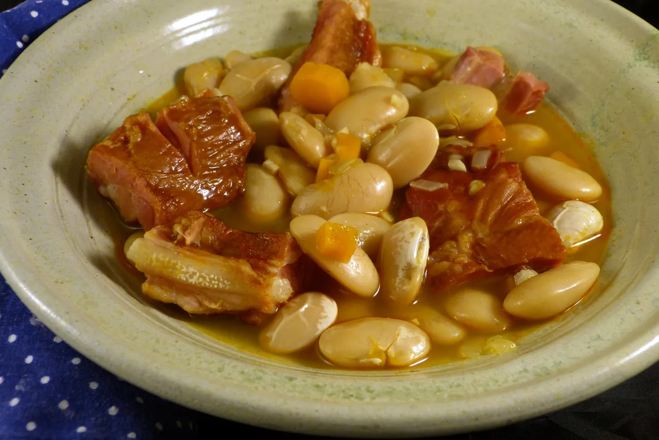 Bohneneintopf mit geräucherten Schweinerippchen