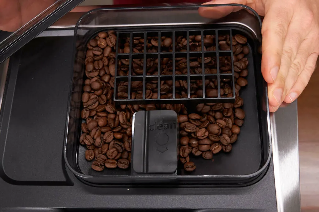 Bohnenfach eines Siemens EQ.900 Kaffeevollautomaten mit separatem Fach für eine zweite Sorte