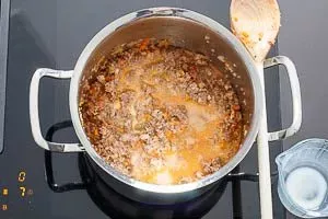 Bolognese-Mischung mit Vollmilch ablöschen und einköcheln lassen