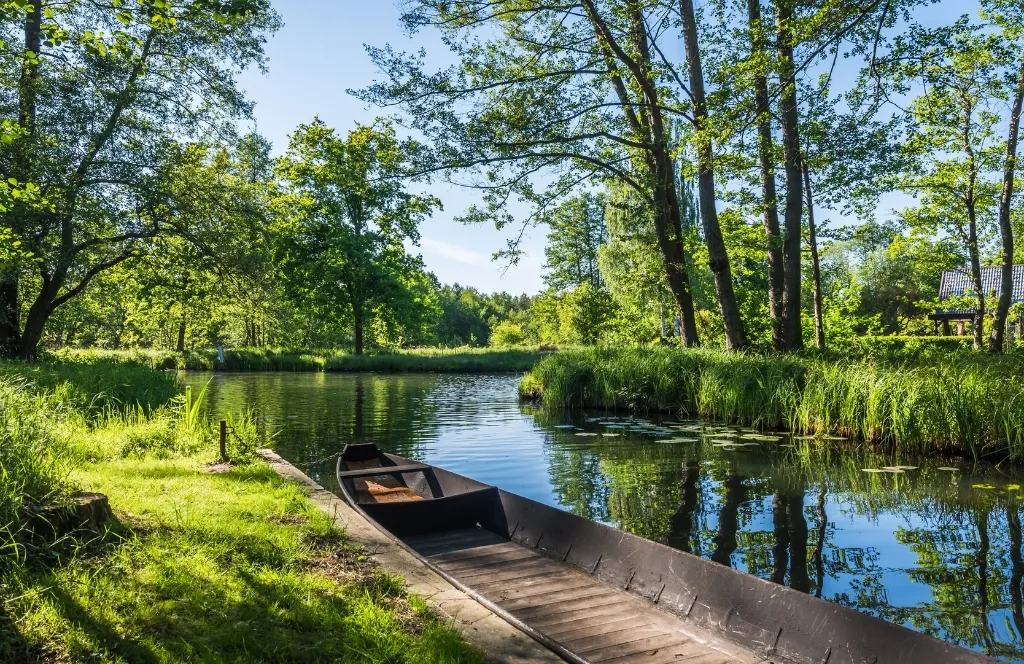 Boot auf einer Wasserstraße im Spreewald