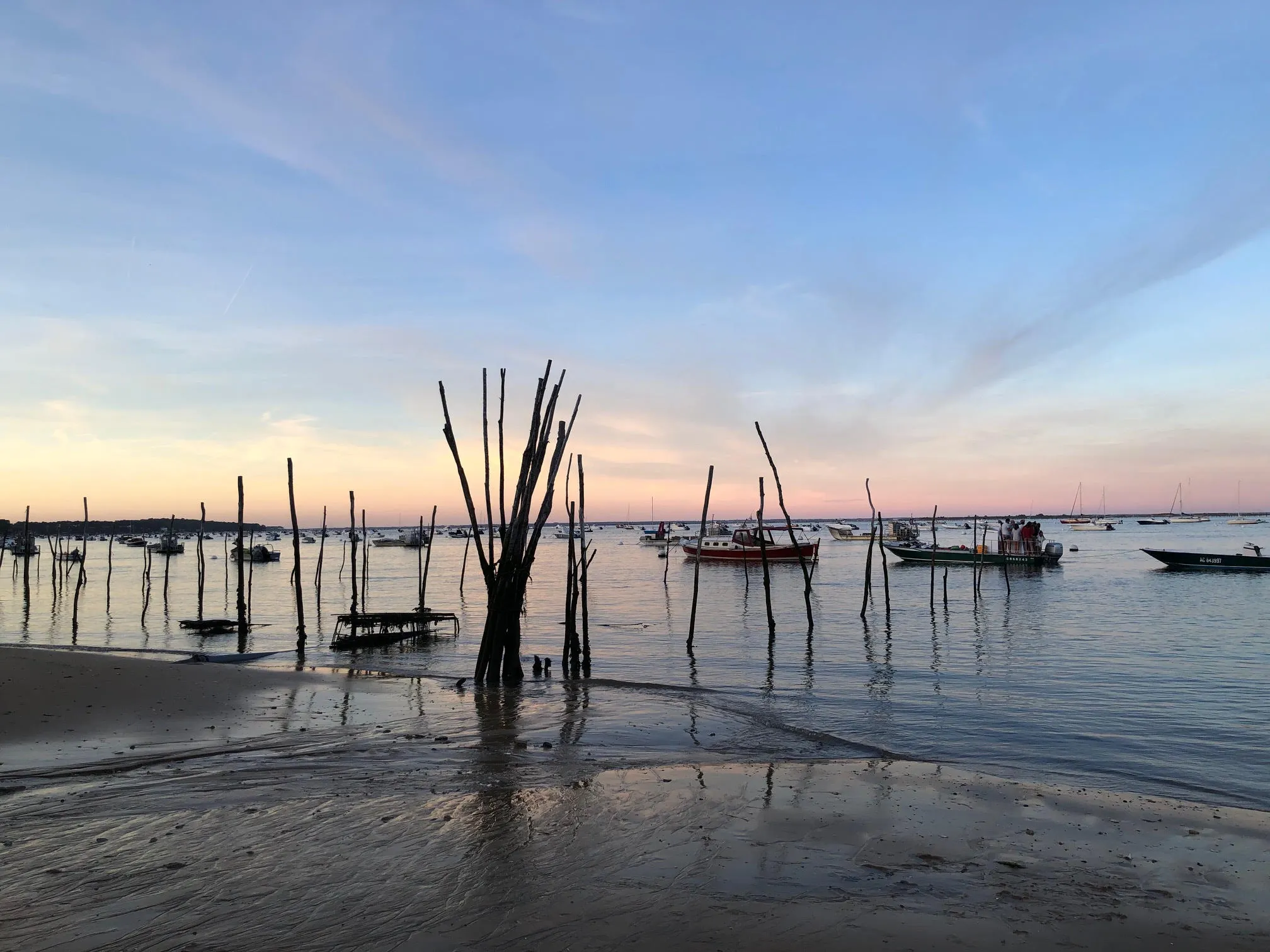 Boote in einem Hafen, ein Bild der Ruhe, die man auch bei einem herben deutschen Bier findet.