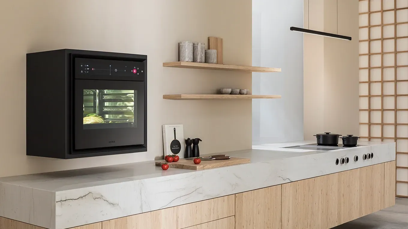 Bora X BO Dampfbackofen in Betrieb in einer Beispielküche, Dampf steigt aus der Tür