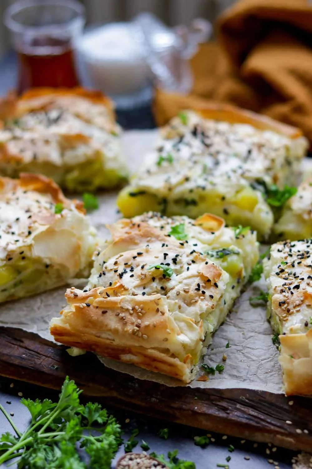 Börek mit Schafskäse und Kartoffeln, appetitlich geschnitten auf einem Blech
