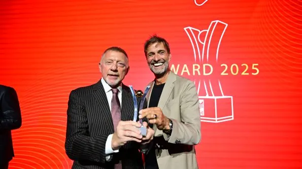 Boris Becker erhält den SPORT BILD Award 2025 als Legende von Jürgen Klopp. Klopp betont Beckers Einfluss auf den deutschen Sport und seine persönliche Inspiration durch Becker.
