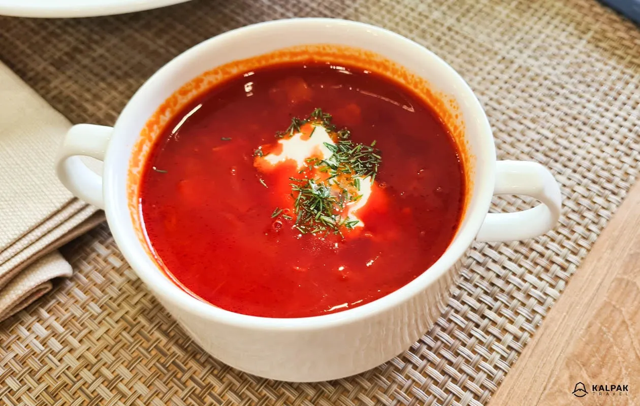 Borschtsch, eine traditionelle Rübensuppe