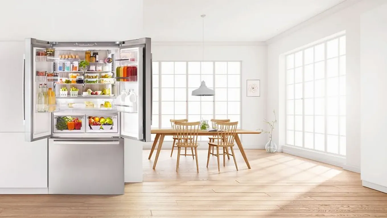 Bosch French Door Kühlschrank mit geöffneten Türen in einer eleganten Beispielküche