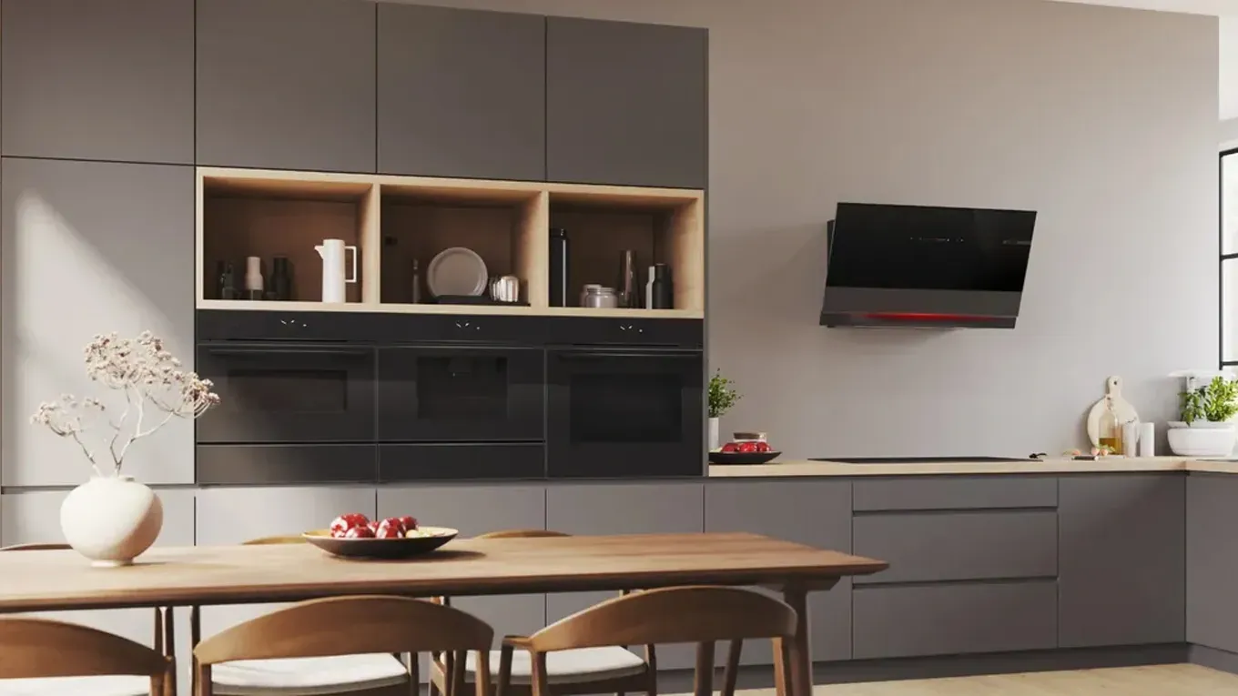 Bosch Serie 8 Küchengeräte in einer modernen Küche mit Dunstabzugshaube und Backofen