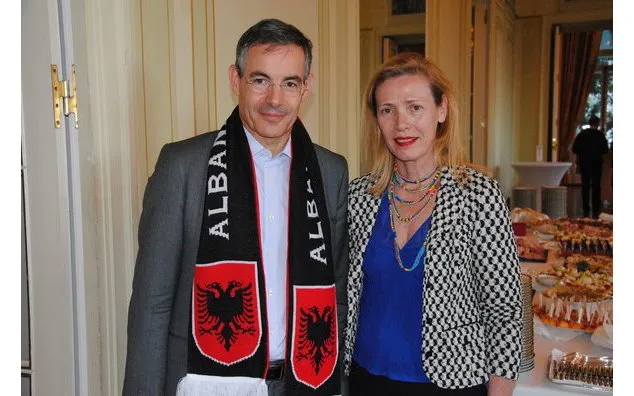 Botschafter Pascal Teixeira da Silva und Bimo beim Spiel Frankreich gegen Albanien