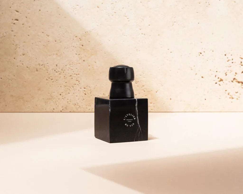 Bouchon de préservation pour le champagne posé sur son bloc de marbre