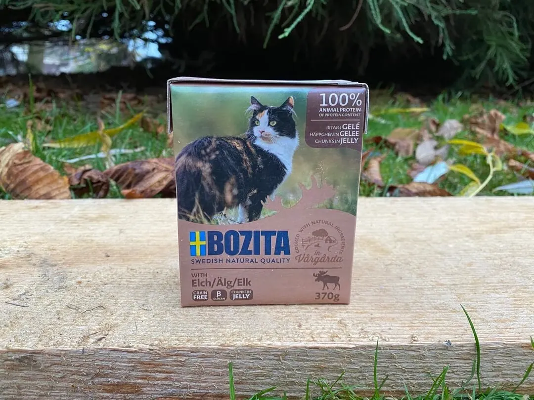 Bozita Elch Katzenfutter Test Analyse: Nahaufnahme der Verpackung mit Deklaration.