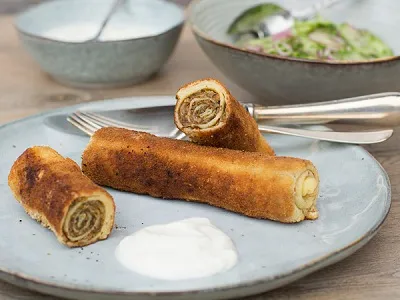 Brasovence: Panierte Pfannkuchenröllchen mit Pilzfüllung und frischem Gurkensalat