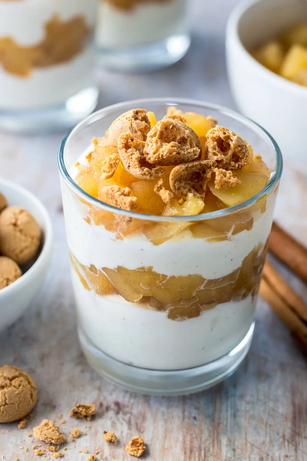 Bratapfel-Dessert im Glas mit weihnachtlicher Dekoration
