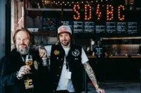 Brauer bei der Arbeit in einer deutschen Craft Beer Brauerei