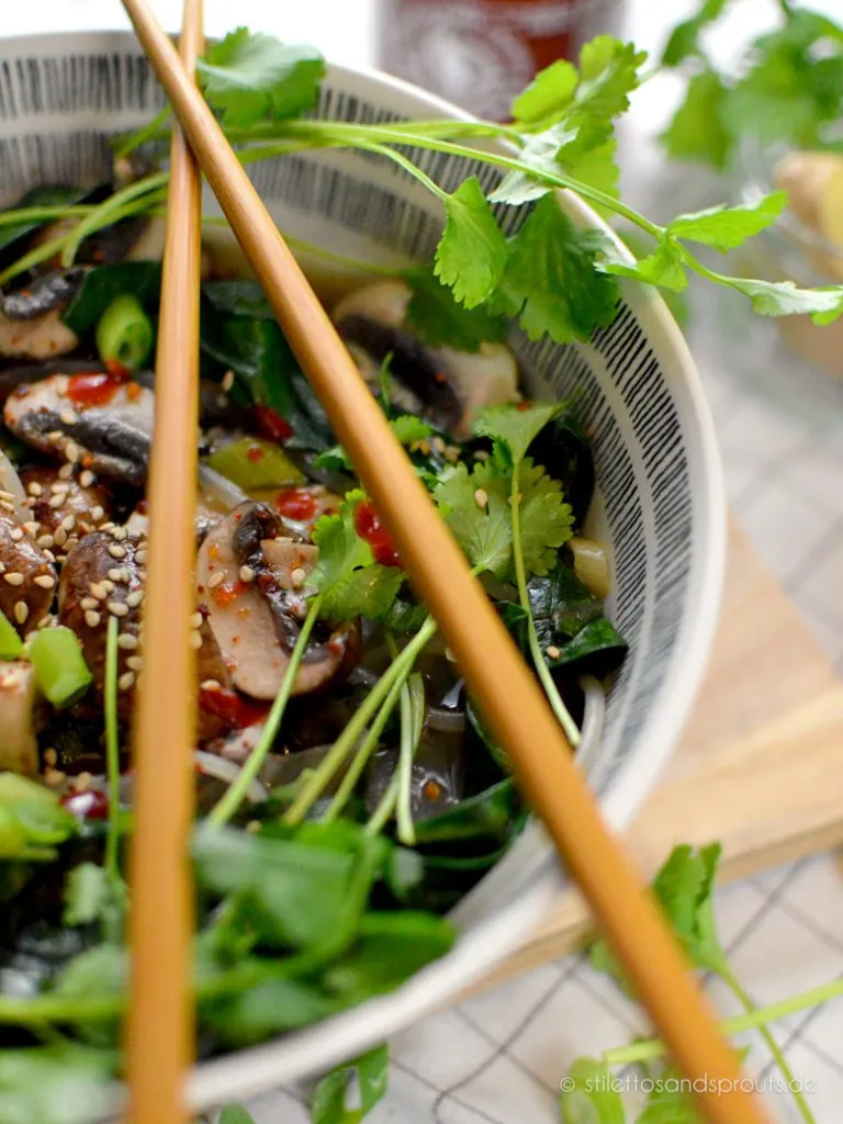 Braune Champignons und Koriander gehören zur Noodle Soup
