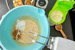 Braunen Zucker, Vanillezucker und Ei schaumig rühren. Zimt, Salz, Mehl und Backpulver unterrühren.