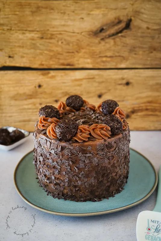 Brigadeiro Schokotorte: Eine üppige brasilianische Schokoladentorte, verziert mit Brigadeiro-Pralinen