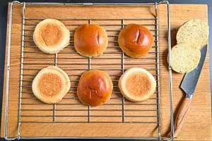 Brioche-Burgerbrötchen aufwärmen und vorbereiten