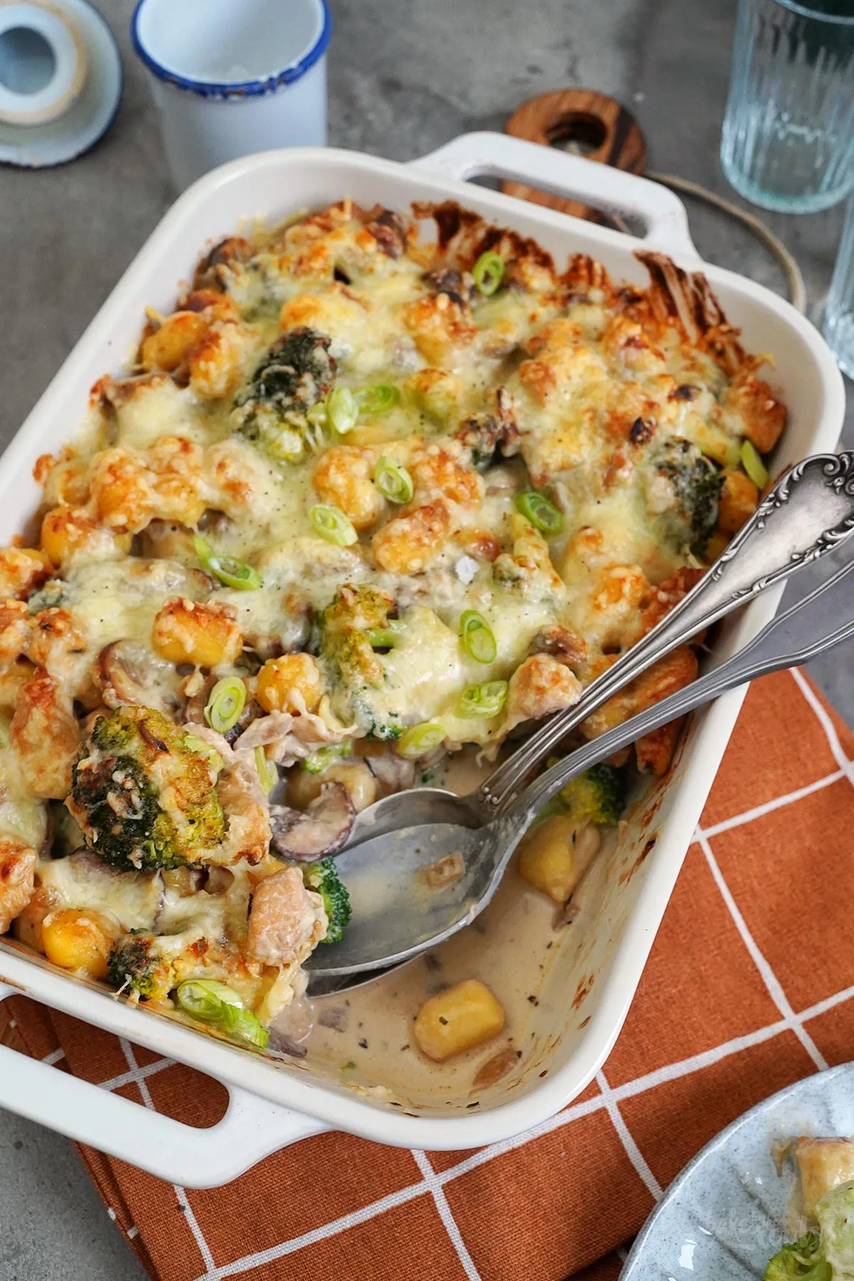 Brokkoli Auflauf mit Käsekruste und frischen Kräutern, angerichtet in der Form