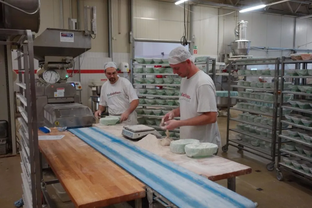 Brot in einer Brotschneidemaschine